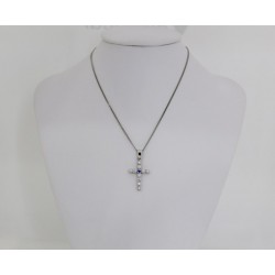 Chaîne en or avec une croix en or blanc, l'or et les diamants 0.10 ct