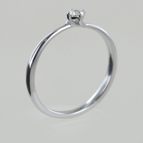 Small solitaire ring with diamond setting 00219