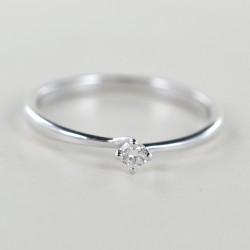 Petite bague solitaire avec diamant serti Valentine 0,06 carat
