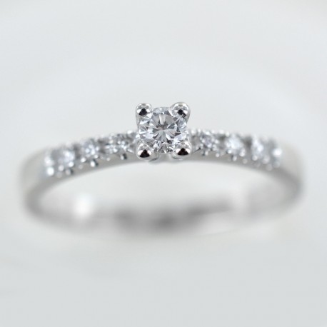 Solitaire ring in gold with diamond and diamonds on the stem 00223