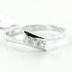 Kleiner Trilogie-Ring mit versetztem Stiel und Diamanten 0.05 00253