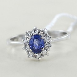 Classic gold ring with half carat sapphire and diamond outline 00302