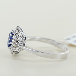 Classic gold ring with 1 carat sapphire and diamond outline 00317