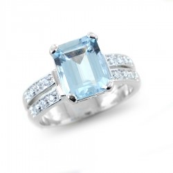 Gold ring with Rectangular Aquamarine ct. 2.99 and diamonds on the stem 00324