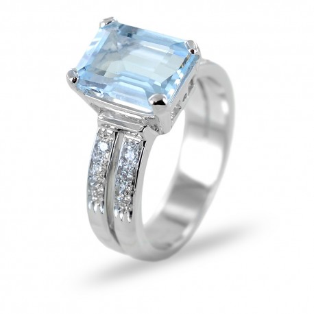 Gold ring with Rectangular Aquamarine ct. 2.99 and diamonds on the stem 00324