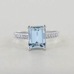 Gold ring with Rectangular Aquamarine ct. 2.50 and diamonds on the stem 00326