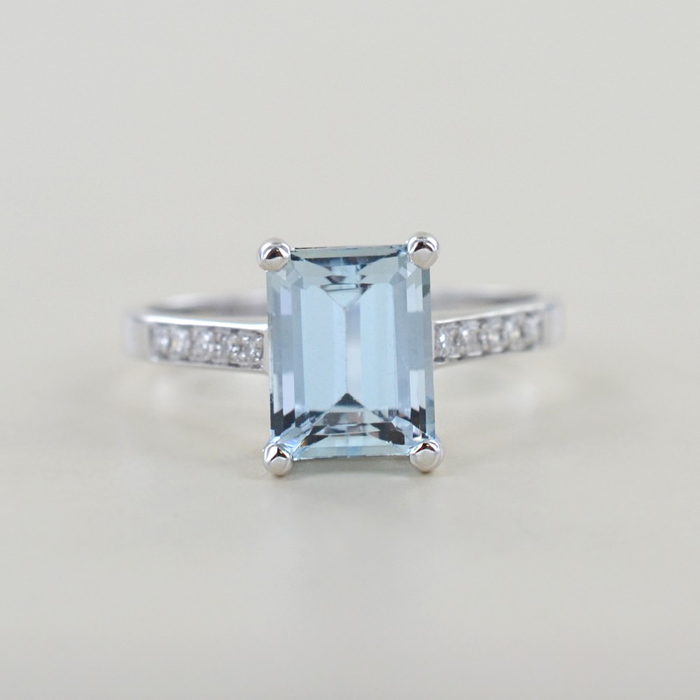 Anello in oro con Acquamarina Rettangolare ct. 2.50 e diamanti sul gambo 00326