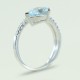 Ring mit Teardrop-Aquamarin und Diamantstiel 00339