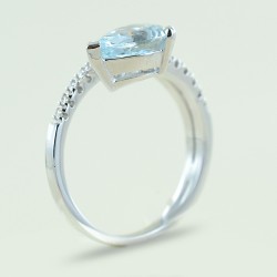 Ring mit Teardrop-Aquamarin und Diamantstiel 00339