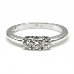 Trilogy ring in 18 kt white gold with diamonds